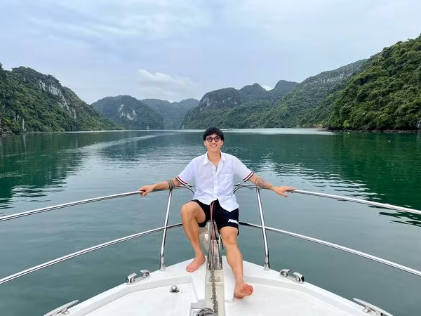 Bên cạnh việc kiếm tiền, Văn Hậu cũng giành thời gian cho gia đình. Anh chàng tổ chức chuyến nghỉ hè cho cả gia đình trên du thuyền tại Hạ Long.