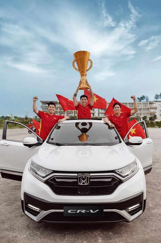 Văn Hậu cùng các đồng đội tại đội tuyển Việt Nam xuất hiện trong MV của Đen Vâu.