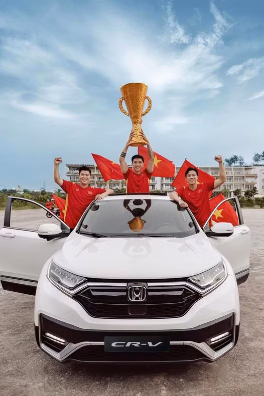 Văn Hậu cùng các đồng đội tại đội tuyển Việt Nam xuất hiện trong MV của Đen Vâu.