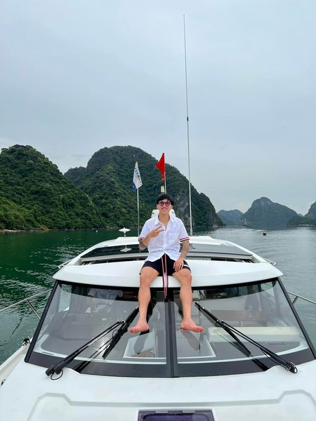 Không chỉ ra mắt thương hiệu thời trang riêng của bản thân, Văn Hậu cũng nhận lời quảng cáo cho nhiều nhãn hàng khác để gia tăng thu nhập.