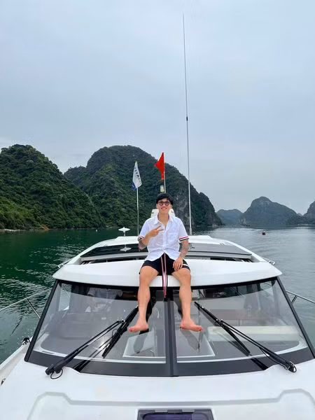 Không chỉ ra mắt thương hiệu thời trang riêng của bản thân, Văn Hậu cũng nhận lời quảng cáo cho nhiều nhãn hàng khác để gia tăng thu nhập.