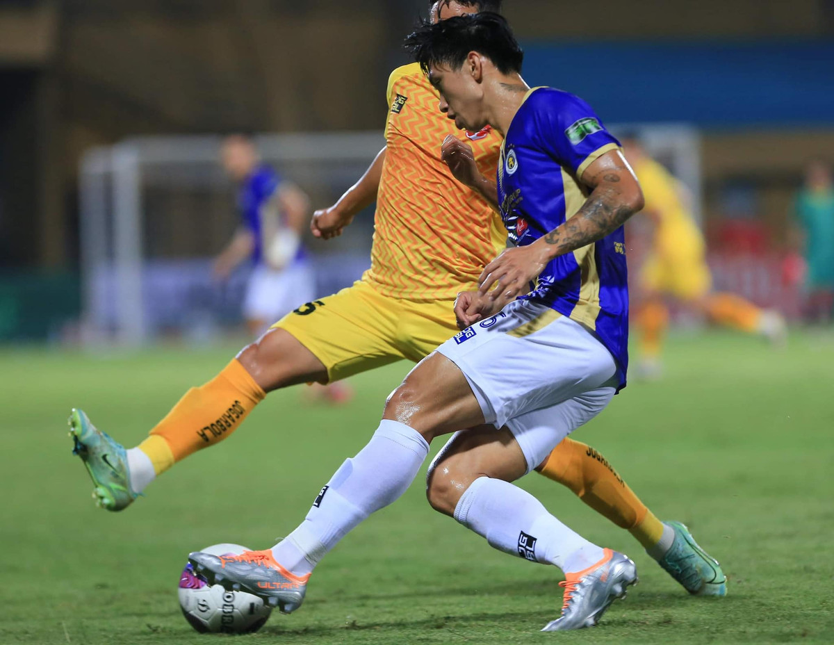 Cụ thể, ở hiệp 2 cầu thủ Đoàn Văn Hậu được HLV Hà Nội FC tung vào thay người. Dù chỉ xuất hiện chưa đầy 30 phút trên SVĐ Hàng Đẫy nhưng cầu thủ người Thái Bình thể hiện sự xông xáo của mình.