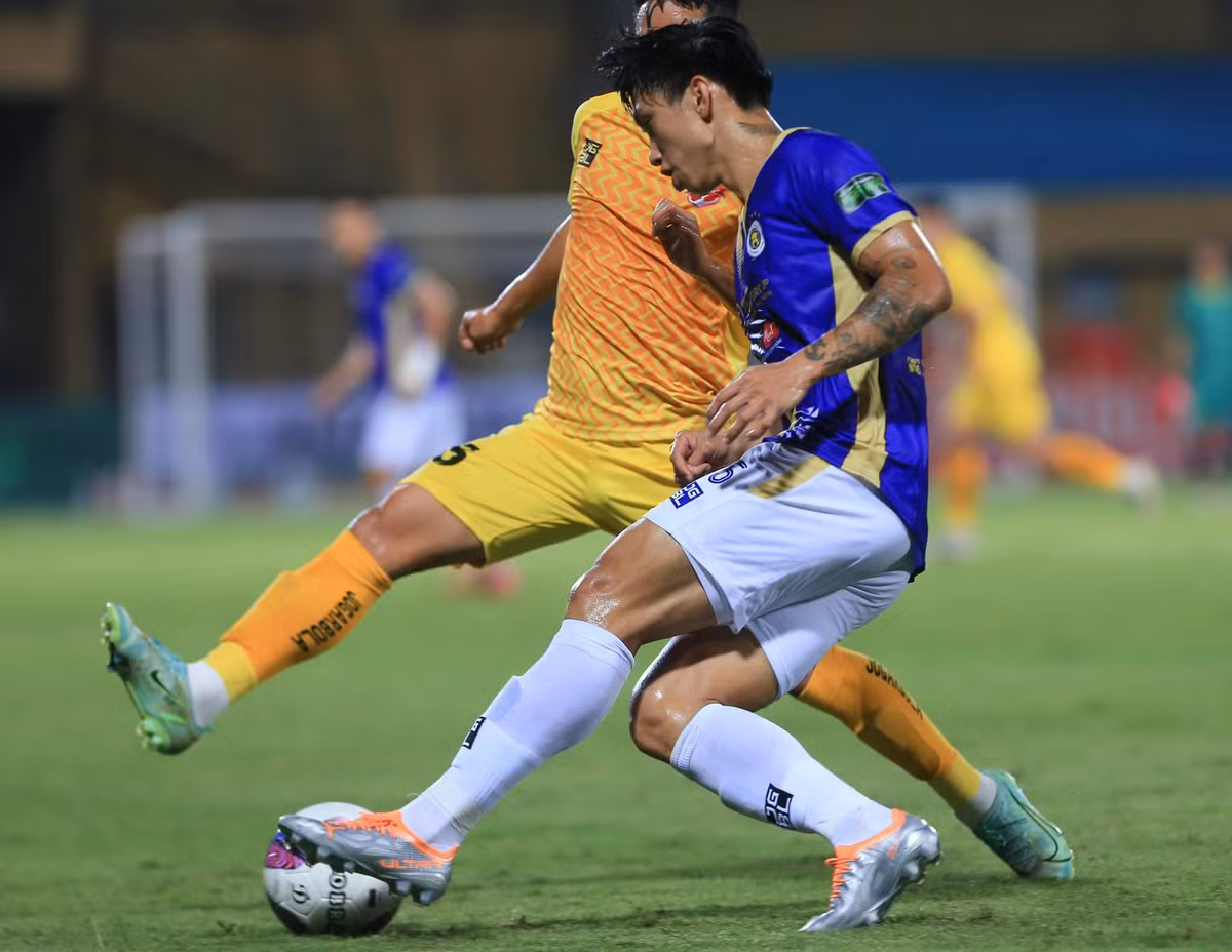 Cụ thể, ở hiệp 2 cầu thủ Đoàn Văn Hậu được HLV Hà Nội FC tung vào thay người. Dù chỉ xuất hiện chưa đầy 30 phút trên SVĐ Hàng Đẫy nhưng cầu thủ người Thái Bình thể hiện sự xông xáo của mình.