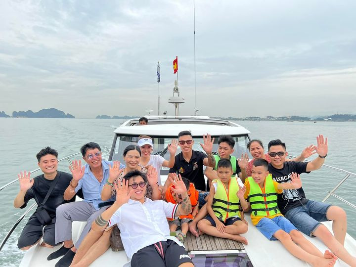 Gia đình Đoàn Văn Hậu trong chuyến du hí Hạ Long.