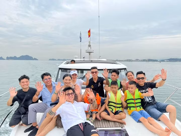 Gia đình Đoàn Văn Hậu trong chuyến du hí Hạ Long.