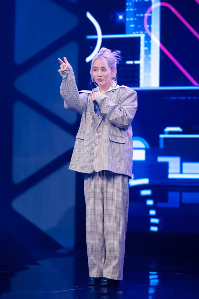 Về ăn uống, Yến Lê chọn phương pháp eat clean và nhịn ăn gián đoạn. Các loại rau củ được lựa chọn thường là có thể ăn luôn hoặc ít phải chế biến, hoa quả thuộc loại mọng nước và ít đường như kiwi, bưởi, cam, dâu tây…