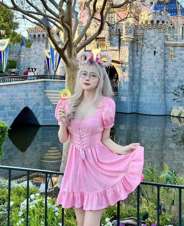 Hiện tại, Chao đang là du học sinh Mỹ, học tập tại ngôi trường danh tiếng hàng đầu nước Mỹ - Đại học New York và góp mặt trong danh sách sinh viên xuất sắc mỗi năm của trường.