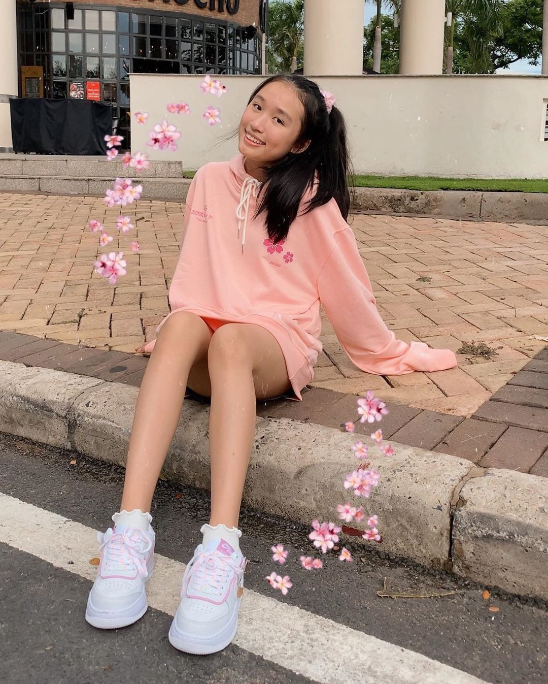 Ngoài ra, Jenny Huỳnh bạn còn trúng tuyển ĐH Stanford (Mỹ) - ngôi trường xếp thứ 3 trong danh sách các trường đại học tốt nhất toàn cầu năm học 2022 - 2023. Và từ năm 12 tuổi, cô bạnđã có công việc kinh doanh riêng, bán slime và có shop thời trang thiết kế với các sản phẩm áo in hình bức vẽ của chính cô nàng.