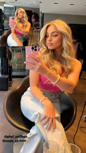 Tiền đạo người Croatia luôn biết cách lựa chọn trang phục tôn lên thân hình nóng bỏng, thu hút.