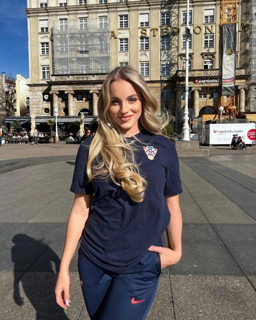 Ana Maria Markovic sinh năm 1999 tại Croatia. Gia đình nữ cầu thủ chuyển đến Zurich, Thụy Sĩ năm 2011 và đây là nơi Ana bắt đầu sự nghiệp bóng đá.