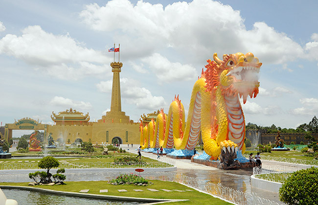 Bên cạnh đó, bà Phương Hằng cũng tâm sự TP HCM đang dần nới lỏng giãn cách, thế nên bà chủ khu du lịch nghìn tỷ mong mọi người tuân thủ các biện pháp an toàn phòng dịch, chỉ ra ngoài khi thực sự có việc cần thiết để không gây thêm sức ép cho ngành y tế.