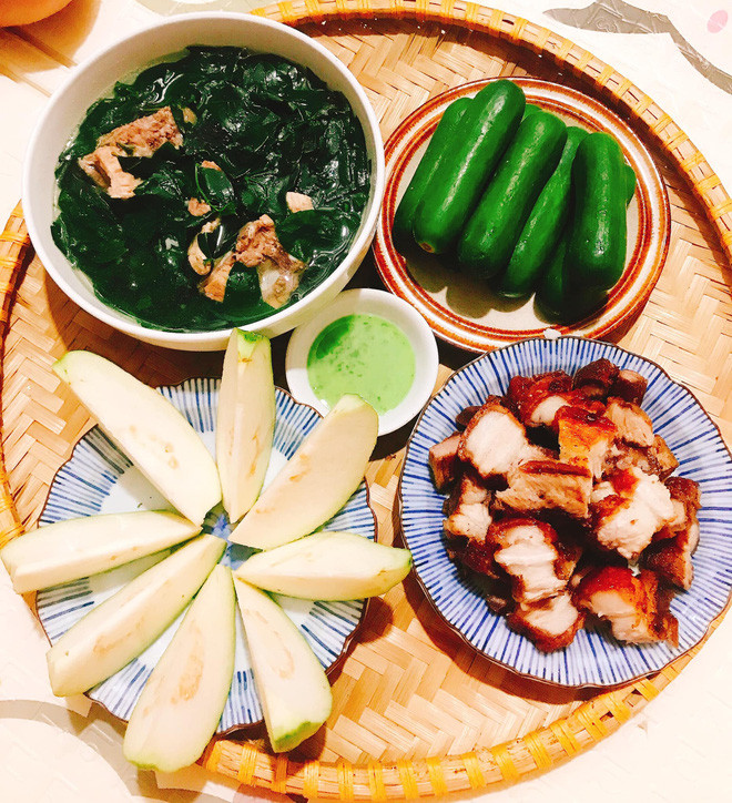 Dù thời gian qua, do ảnh hưởng của dịch kiếm nguyên liệu khá khó khăn nhưng Vân Anh vẫn cố gắng để mâm cơm nhà của mình có đủ ít nhất 1 món canh, 1 món mặn hay rau xào và hoa quả.