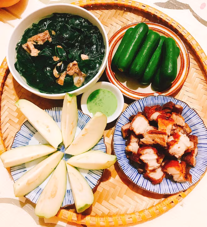 Dù thời gian qua, do ảnh hưởng của dịch kiếm nguyên liệu khá khó khăn nhưng Vân Anh vẫn cố gắng để mâm cơm nhà của mình có đủ ít nhất 1 món canh, 1 món mặn hay rau xào và hoa quả.