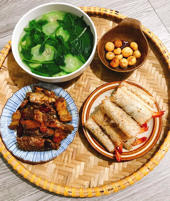 Mới đây, Phạm Vân Anh (SN1991) - một gái đảm đến từ Nghệ An, hiện đang sinh sống và làm việc tại Hà Nội mới đây cũng làm náo loạn khi khoe các tác phẩm vào bếp của chính mình.