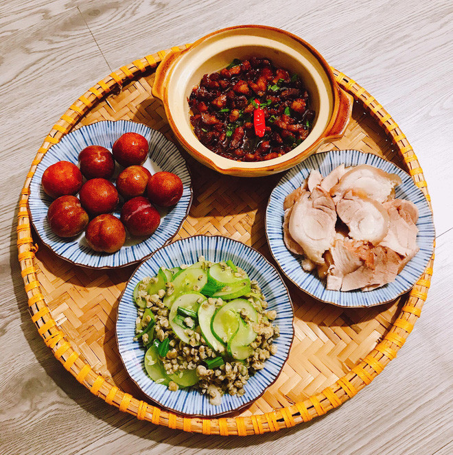 Ngược lại, bằng cách sắp xếp phân phối nguyên liệu cũng như thời gian nấu hợp lý mà mỗi ngày, Vân Anh chỉ phải bỏ ra rất ít thời gian nhưng vẫn cho ra đời được loạt cơm nhà ai nhìn vô cũng thèm.