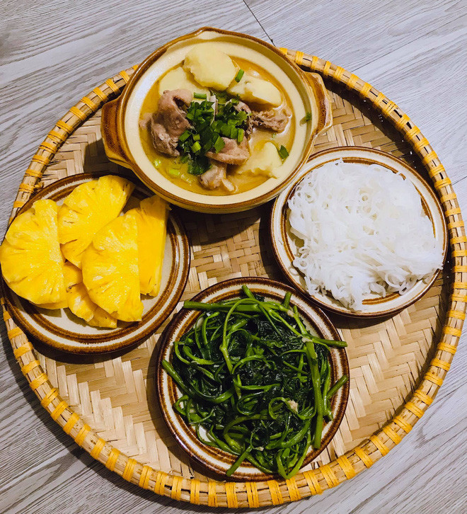 Thông thường, Vân Anh mất 45 - 60 phút để hoàn thiện một mâm cơm với 3 - 4 món, chi phí thì rơi trung bình từ 100 - 150.000 đồng tùy món.