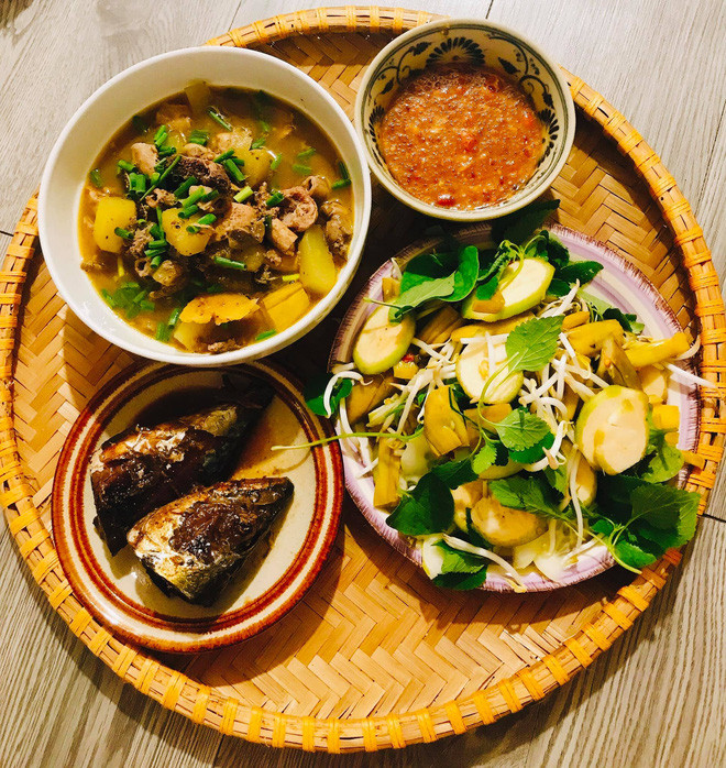 Bên cạnh đó, gái đảm Nghệ An cũng cho biết sẽ chẳng có việc gì khiến người ta cảm thấy bình yên hơn việc được cùng nhau ăn cơm, cùng nhau trò chuyện, kể nhau nghe sau một ngày dài làm viêc với những người mình yêu thương nhất.