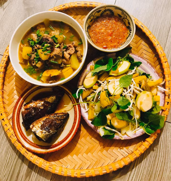 Bên cạnh đó, gái đảm Nghệ An cũng cho biết sẽ chẳng có việc gì khiến người ta cảm thấy bình yên hơn việc được cùng nhau ăn cơm, cùng nhau trò chuyện, kể nhau nghe sau một ngày dài làm viêc với những người mình yêu thương nhất.