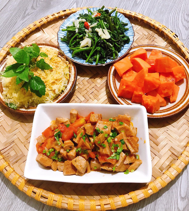 Phải thừa nhận 1 điều rằng, gái đảm dù ở đâu cũng có vạn trái tim vì bất cứ chàng trai nào chẳng mong mỏi có mâm cơm gia đình "ngon lành cành đào" lại còn đủ sắc màu.