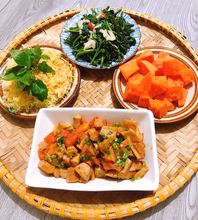 Phải thừa nhận 1 điều rằng, gái đảm dù ở đâu cũng có vạn trái tim vì bất cứ chàng trai nào chẳng mong mỏi có mâm cơm gia đình "ngon lành cành đào" lại còn đủ sắc màu.