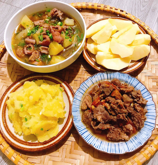 Thậm chí có đôi khi, chẳng cần trực tiếp ăn, chỉ cần ngắm loạt mâm cơm đầy đủ món ăn gia đình cũng đủ làm người ta thấy thỏa mãn và ấm cúng.