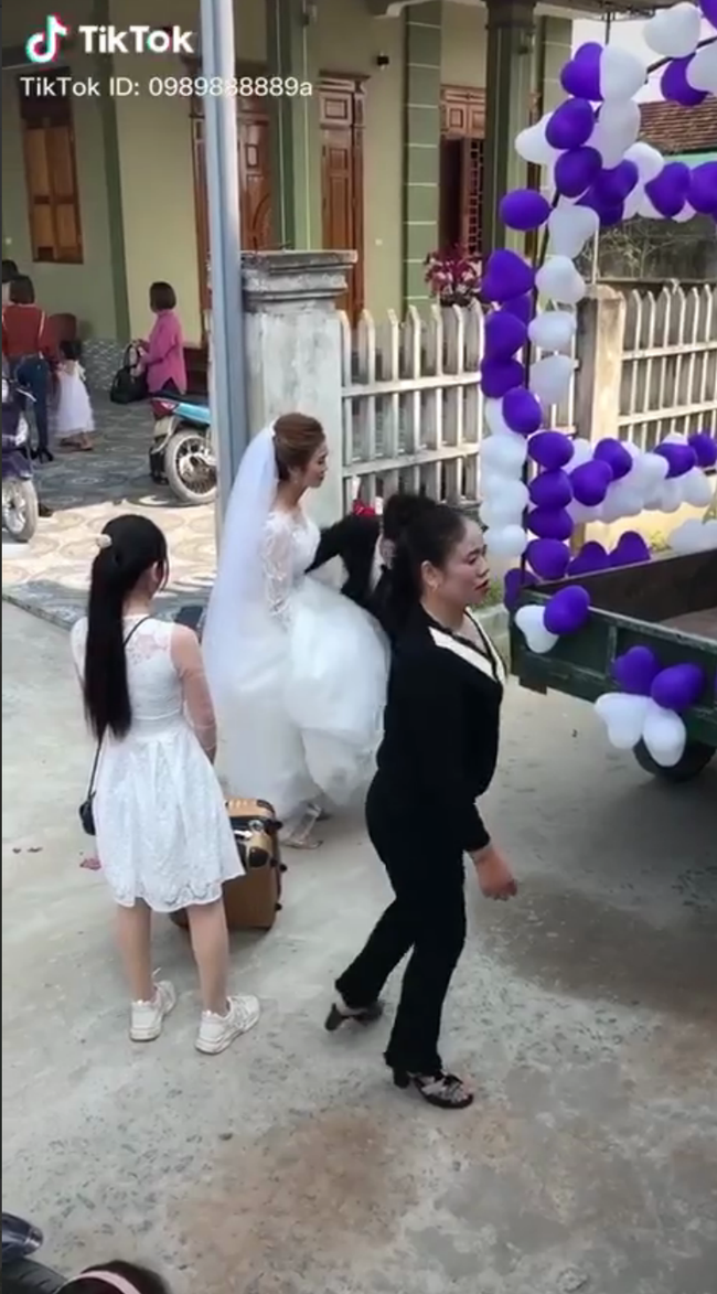 Đám cưới là ngày trọng đại trong cuộc đời mỗi người. Bởi thế, hầu như ai cũng muốn khiến ngày quan trọng ấy trở nên khó quên. Chẳng cần phải dàn siêu xe bạc tỷ làm xe hoa đón dâu nhưng chỉ điều nhỏ bé cũng khiến nhiều người phải ấn tượng.