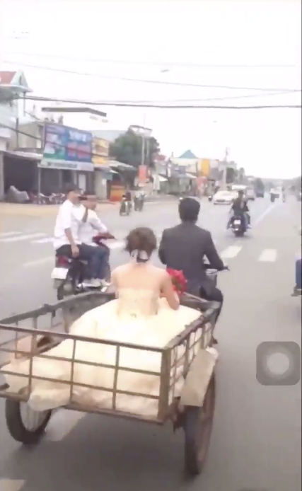 Còn cô dâu đương nhiên đang "không cảm xúc" cũng nở nụ cười rạng rỡ, hạnh phúc. Hành động bất ngờ của chú rể phải nói đã làm thay đổi cục diện.