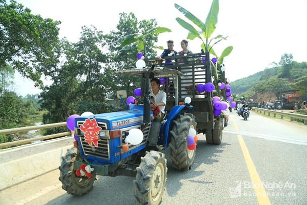 Cụ thể, nickname P.H.L bình luận: "Đâu cứ phải siêu xe vài chục tỷ tới đón dâu mới là hành phúc. Đôi lúc chỉ cần những thứ gần gũi nhưng ấm nồng tình cảm là đủ. Mọi thứ xa hoa chỉ là hình thức còn bản chất là các bạn ở bên nhau".