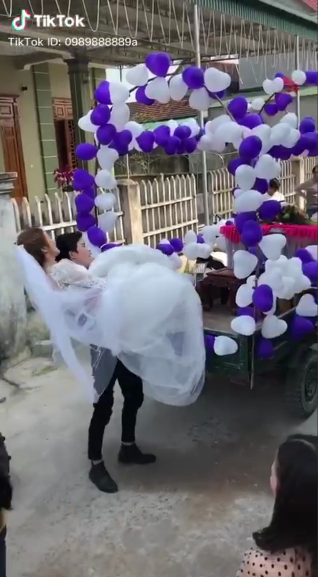 Mới đây, trên mạng xã hội chia sẻ một đoạn clip ngắn ghi lại cảnh đón dâu trong một đám cưới ở nông thôn nhanh chóng thu hút sự quan tâm của đông đảo mọi người.