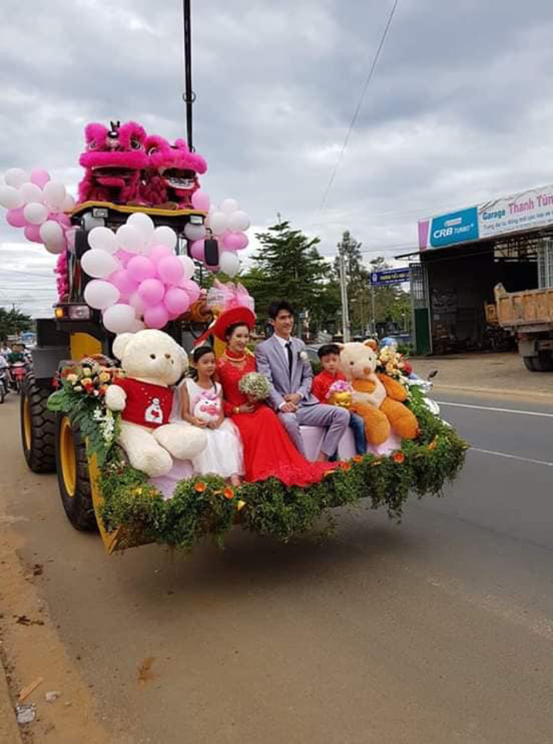 Cư dân mạng không tiếc lời khen ngợi và chúc phúc cho cặp đôi. Đa phần đều cho rằng mọi thứ trong đám cưới này tuy đơn giản nhưng lại dễ dàng cảm nhận được niềm hạnh phúc ngập tràn trên gương mặt cô dâu - chú rể.