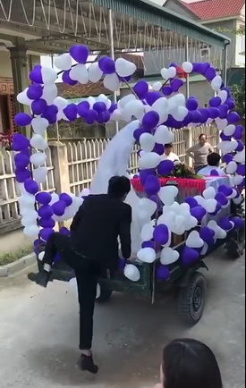 Nhưng chi tiết khiến mọi người quan tâm hơn cả chính là hành động của chú rể trong đoạn clip. Cô dâu khi đứng trước xe hoa có vẻ bối rối vì không biết phải trèo lên kiểu gì trong khi váy áo lùm xùm. Nhưng chưa cần mở lời, vị lang quân vô cùng tinh ý đã tiến tới, bế thốc người bạn đời của mình đặt lên xe.
