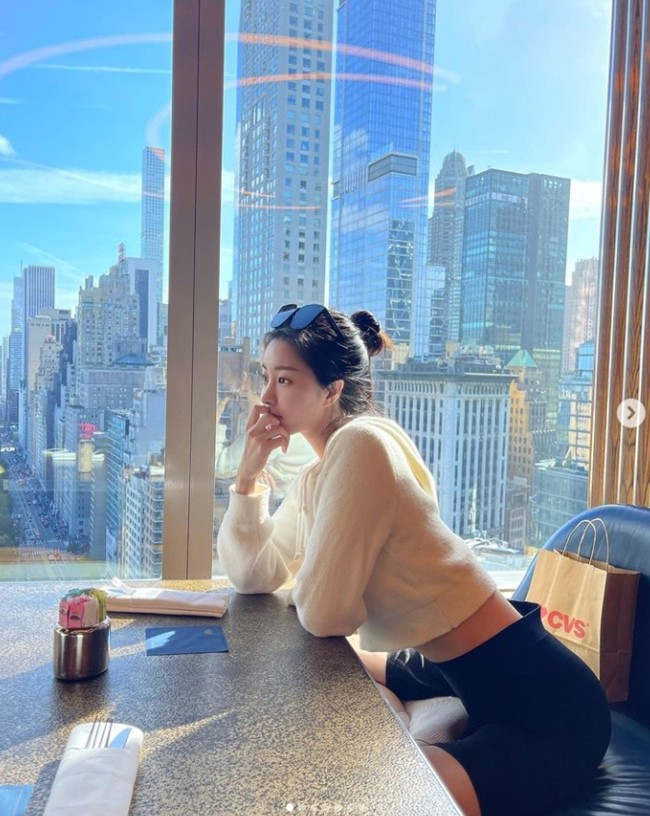 Những ngày trót ăn hơi nhiều, người đẹp sẽ detox dạ dày bằng các món cháo, súp nấu thật nhạt. Khi đi ăn tiệm, Yang Hyoseung cũng ưu tiên dùng một tô súp, canh trước khi dùng các món chính. Cách ăn này giúp cô bớt thèm ăn, hạn chế việc ăn quá đà.