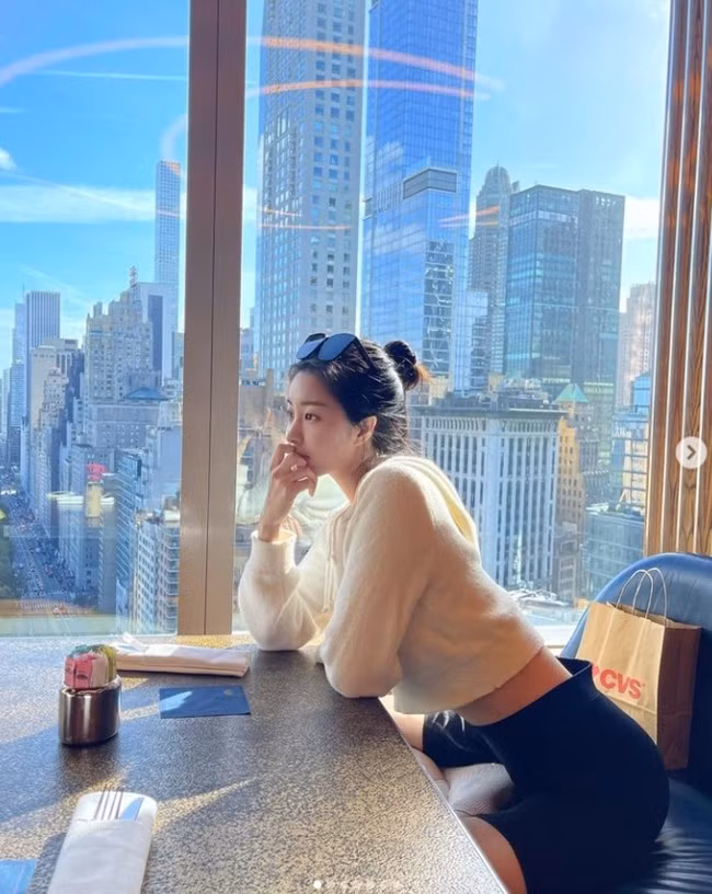 Những ngày trót ăn hơi nhiều, người đẹp sẽ detox dạ dày bằng các món cháo, súp nấu thật nhạt. Khi đi ăn tiệm, Yang Hyoseung cũng ưu tiên dùng một tô súp, canh trước khi dùng các món chính. Cách ăn này giúp cô bớt thèm ăn, hạn chế việc ăn quá đà.