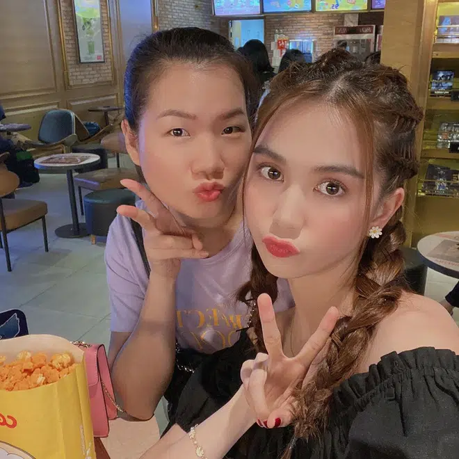 Được biết, giá trị chiếc xe Ngọc Trinh mới sắm trên dưới 1 tỷ đồng.