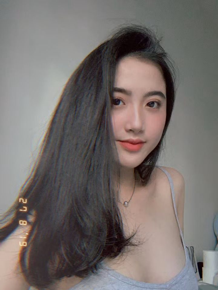 Không dừng lại ở vẻ đẹp khuôn mặt, Thảo Vi rất khéo léo và tinh tế khi thường xuyên chọn phong cách trang điểm tuy nhẹ nhàng, trong veo nhưng vẫn đủ “đốn tim” dân mạng.