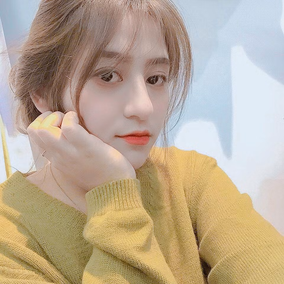 Với sống mũi cao, đôi mắt to và sâu cùng hàng lông mày rậm, Phương Thảo nhiều lần bị nhầm lẫn là hot girl lai.