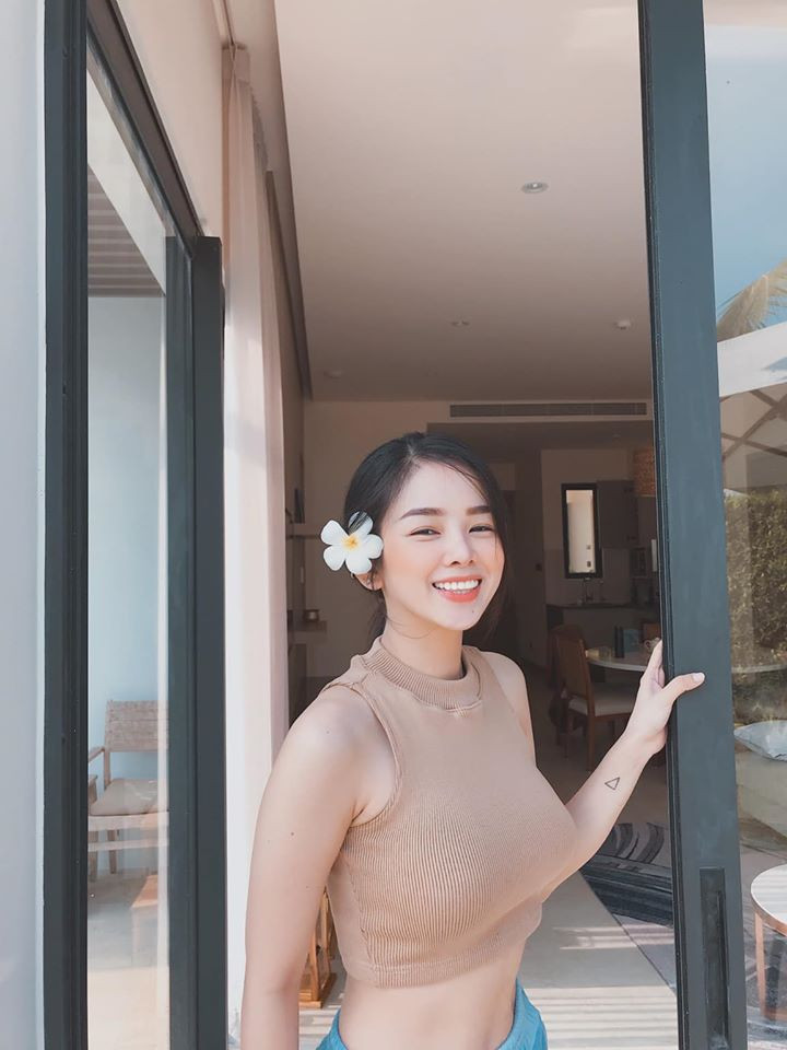 Mie tên thật là Trương Tiểu My, cô nàng sinh năm 1995. Nhiều người nhận xét nhìn Mie họ tưởng nhầm cô mới chỉ là nữ sinh tròn 18 tuổi, nếu không theo đuổi phong cách phóng thoáng, trưởng thành.