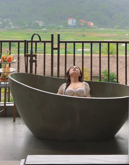 Trong bài đăng khoe ảnh "trái mùa", nữ MC Phương Thảo chia sẻ cùng chú thích: "Mùa đông không lạnh".