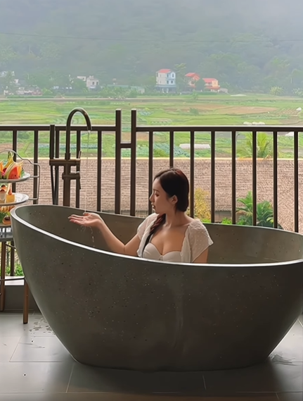 Dù người trong cuộc phấn khích "Chung quy là cũng đã" thì dân mạng lại cảm thấy việc diện đồ bơi mát mẻ, khoe da thịt vào thời điểm này thực sự khiến người ngắm "chỉ nhìn thôi đã thấy rét".