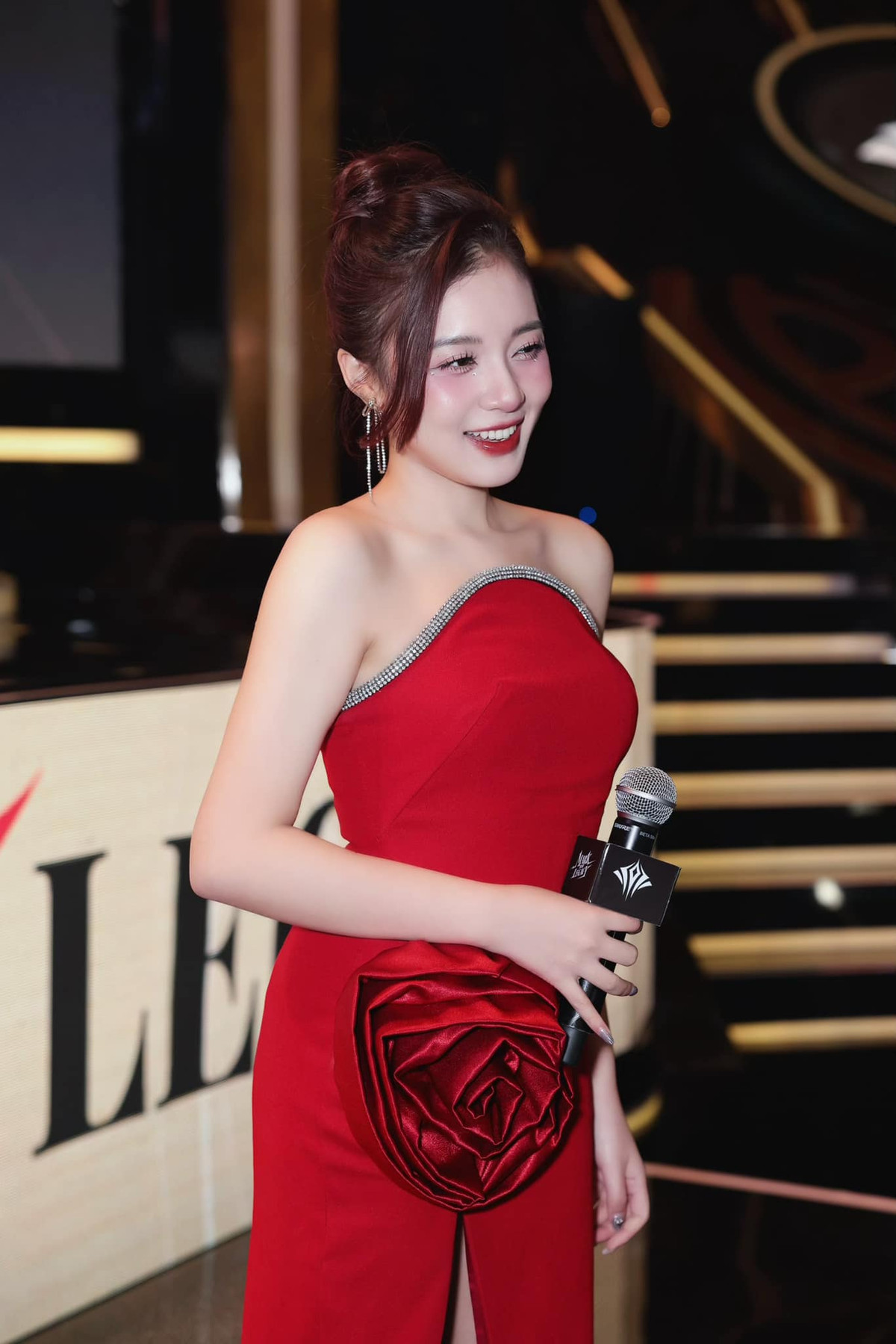 Bù lại, Phương Thảo lại sở hữu tỷ lệ hình thể cân đối cùng gương mặt xinh đẹp và lối dẫn dắt duyên dáng.