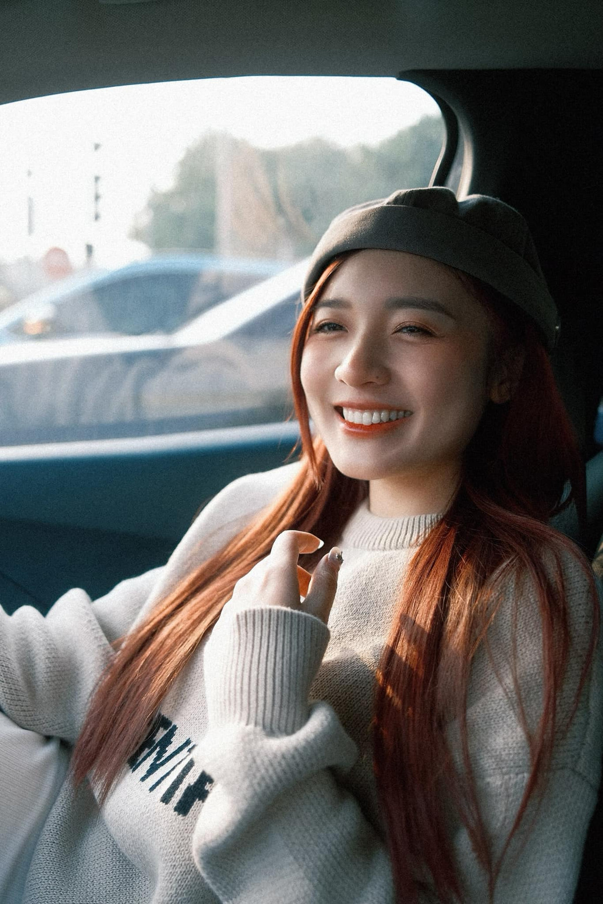 MC Phương Thảo sinh năm 1997, hiện tại đang là MC VTV từng gây ấn tượng khi dẫn một số chương trình như "Chuyện đêm muộn", "Sinh ra từ làng", "khoảnh khắc yêu thương", "VTV kết nối". Hiện tại, cô đang dẫn chương trình về eSports (thể thao điện tử).