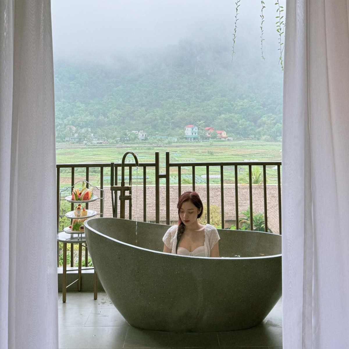 Nu MC “chan ngan nhat VTV” du trend check-in thoi tiet lanh