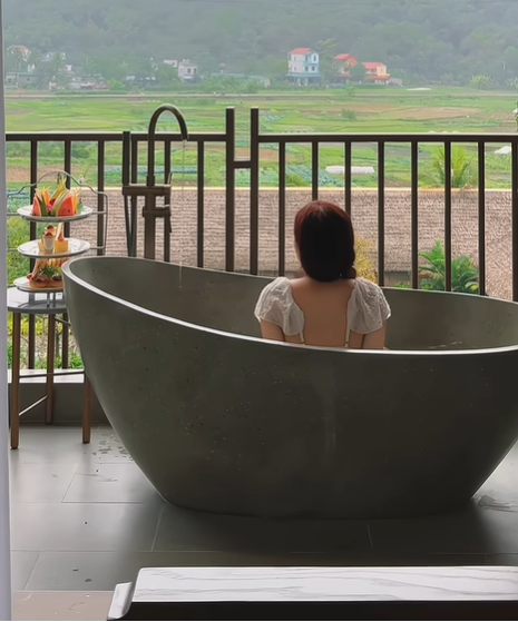 Được biết, đây là hình ảnh trải nghiệm hiếm có, ngâm bồn khoáng nóng giữa tiết trời 10 độ C của Phương Thảo.