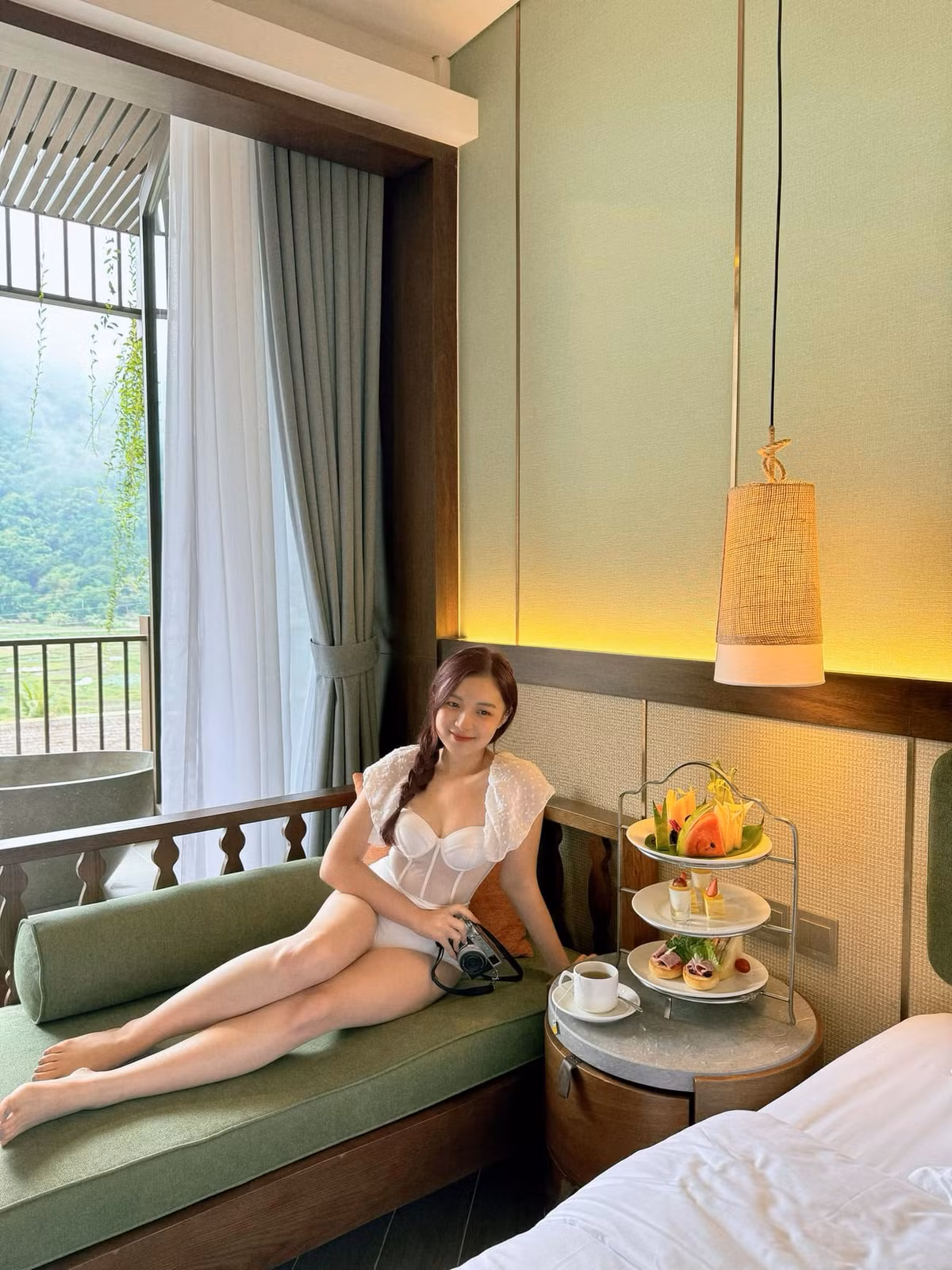 Bên cạnh việc ngâm bồn nước nóng ở thời tiết 10 độ C, Phương Thảo còn khoe những bức ảnh bên bộ monokini cực đẹp trong phòng.