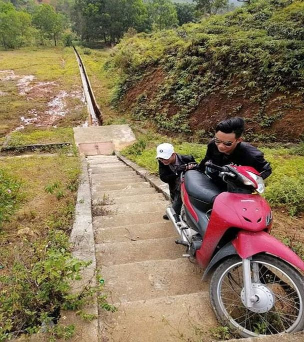 Shipper thời nay có thể làm mọi thứ vì đơn hàng, bạn sẽ không hình dung nổi các anh ấy hy sinh nhiều đến thế nào đâu.