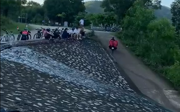 "Công nhận giỏi và liều, nhưng nguy hiểm quá" hay "Nhìn ảnh đi mà run thay, tới đoạn khán giả trên bờ đứng hình thì cười xỉu"... là những bình luận của dân mạng.