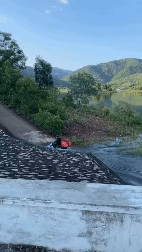 Chẳng hiểu chị Google chỉ dẫn kiểu gì, con đường mở ra trước mắt anh shipper là một hồ nước mênh mông. Thậm chí, nhiều người cũng thắc mắc về việc đứng trước hoàn cảnh đó, anh chàng giao hàng cũng dám đi xuống nước khi ngập quá bánh xe như vậy.