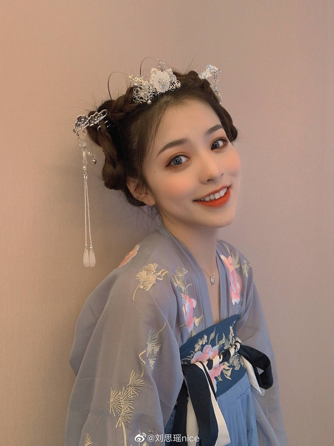 Nhiều người nhận xét rằng, Liu Siyao sở hữu mặt vuông góc cạnh chứ không V-line như những hình ảnh đăng tải trước đó. Chính điều này khiến cho cô nàng nhận về không ít gạch đá từ cộng đồng mạng.