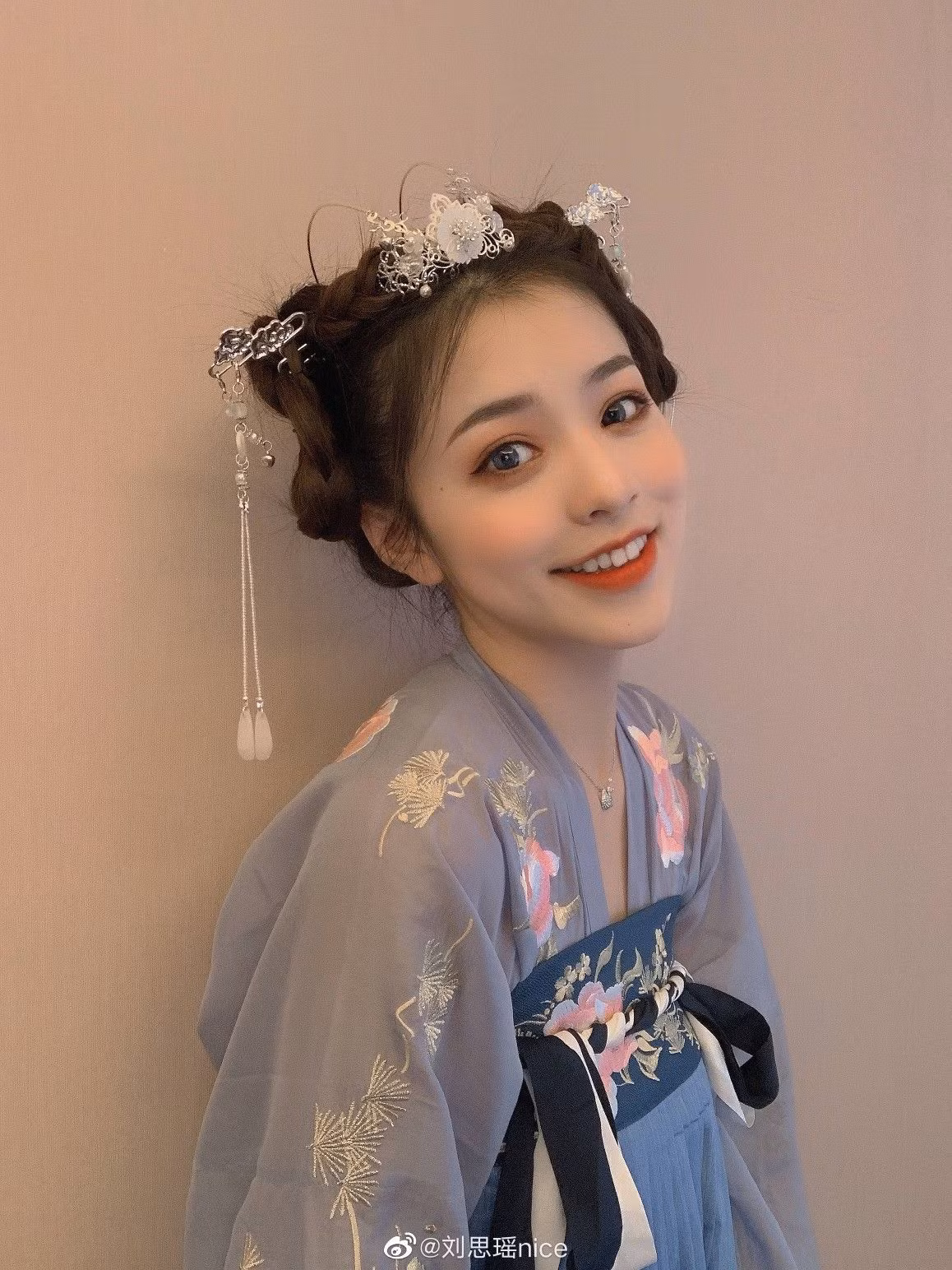 Nhiều người nhận xét rằng, Liu Siyao sở hữu mặt vuông góc cạnh chứ không V-line như những hình ảnh đăng tải trước đó. Chính điều này khiến cho cô nàng nhận về không ít gạch đá từ cộng đồng mạng.