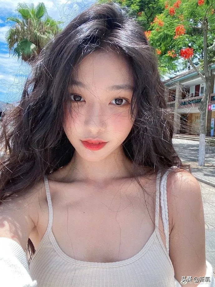 Theo nhận xét, hot girl xứ Trung vẫn giữ được vóc dáng mảnh mai, nụ cười ngọt ngào nhưng chỉ khác là không được đẹp xuất thần như trong video mà cô nàng chia sẻ trên MXH.